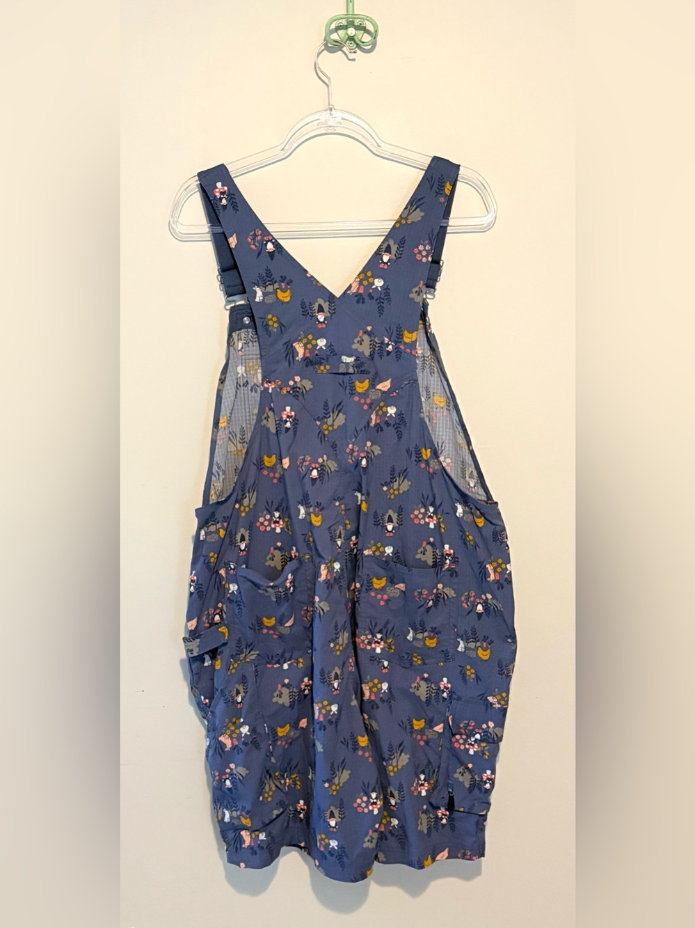 Duluth heirloom gardening short overalls in garden gnome print - Picture 4 of 7